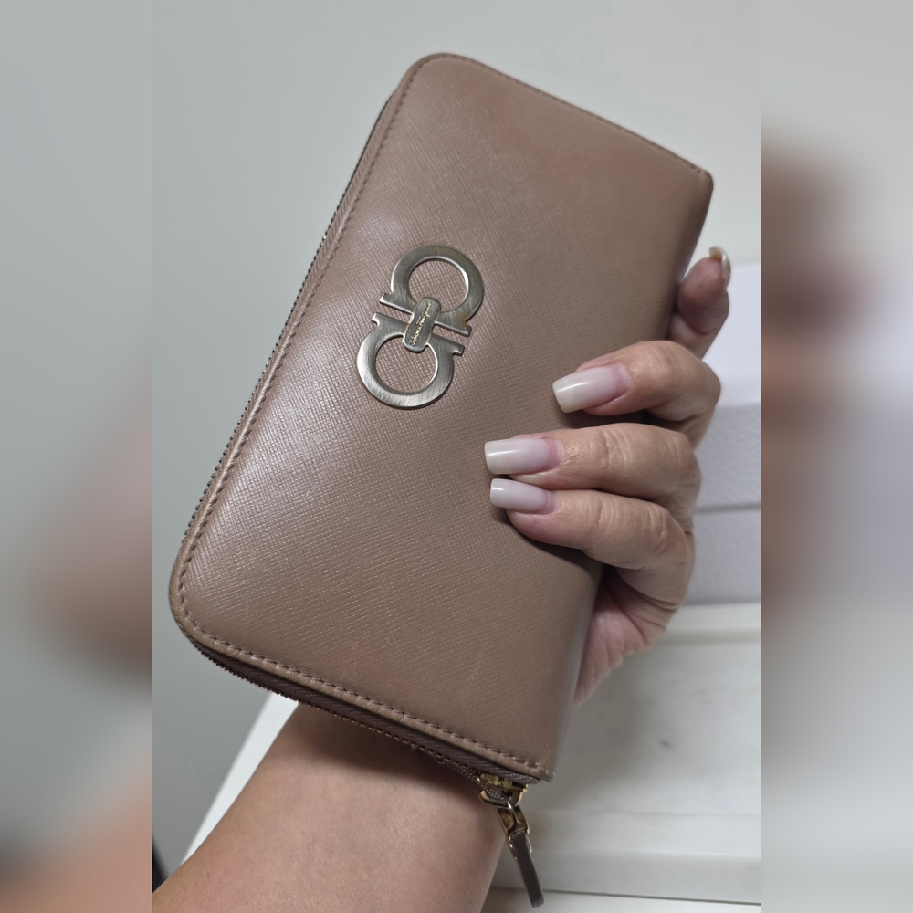SALVATORE FERRAGAMO Double Gancio Zip Around Wallet